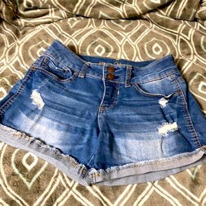 Stretchy denim ripped jean shorts